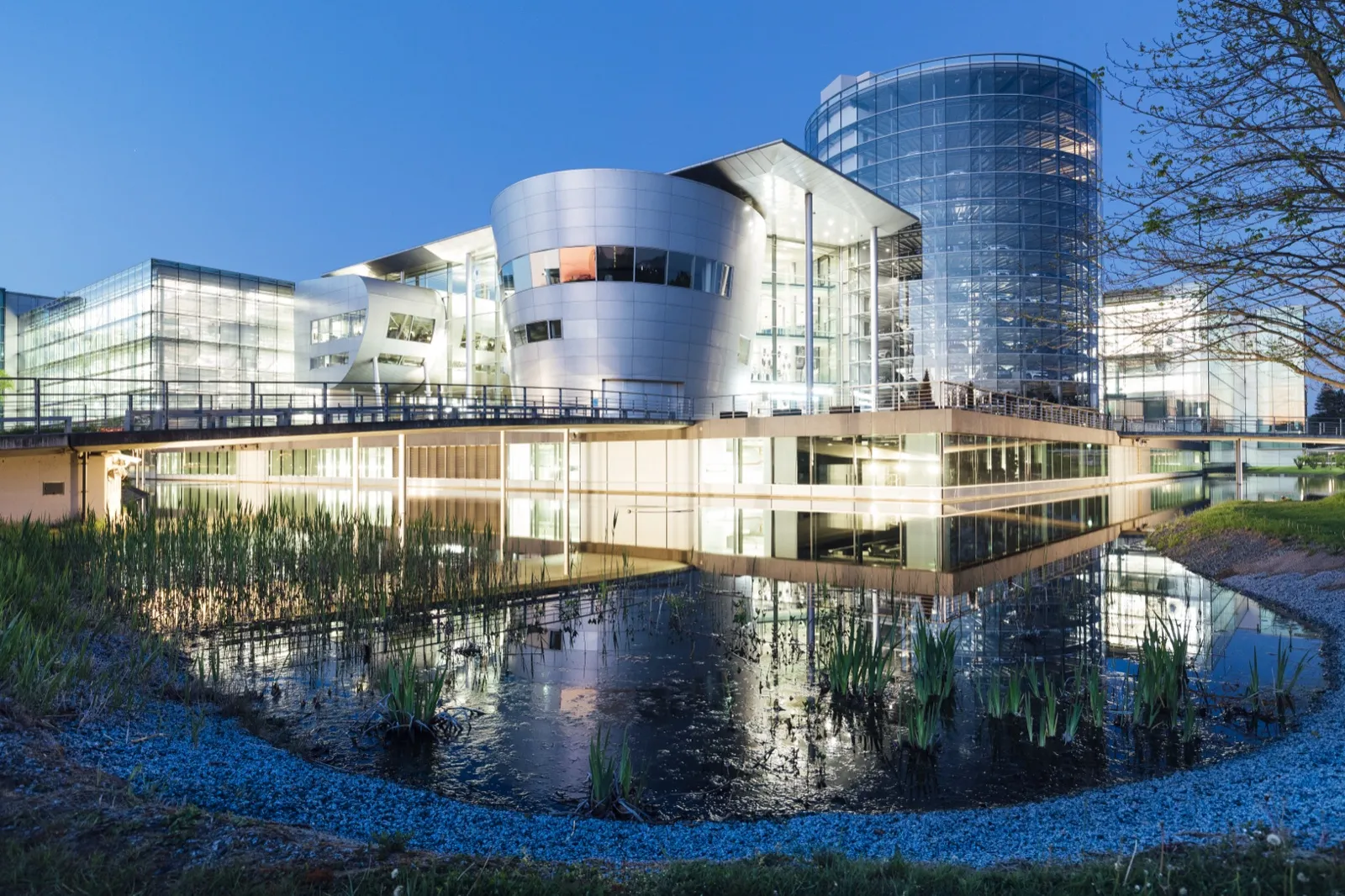 Die Gläserne Manufaktur bei Nacht